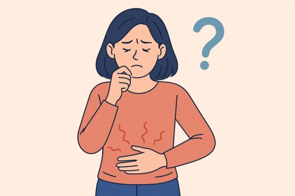배를 부여잡고 더부룩함을 느끼는 여성