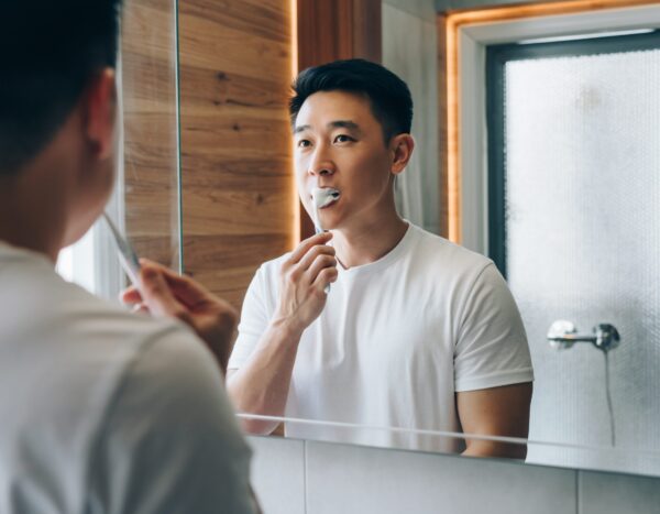 Firefly 아침에 욕실에서 이를 닦고 있는 한국인 남성 848545
