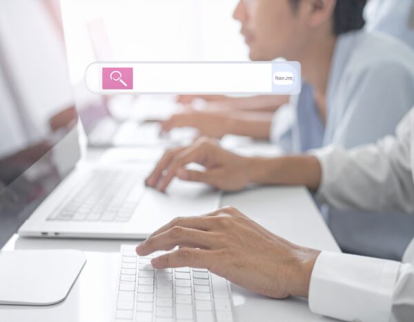 Firefly 컴퓨터를 이용해서 정보를 검색하는 사람 834032