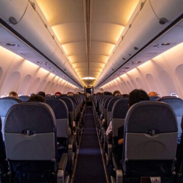 Firefly_여객기 실내 모습, 승객들이 좌석에 모두 앉아 있다. 조명이 꺼져 어두운 모습 729327