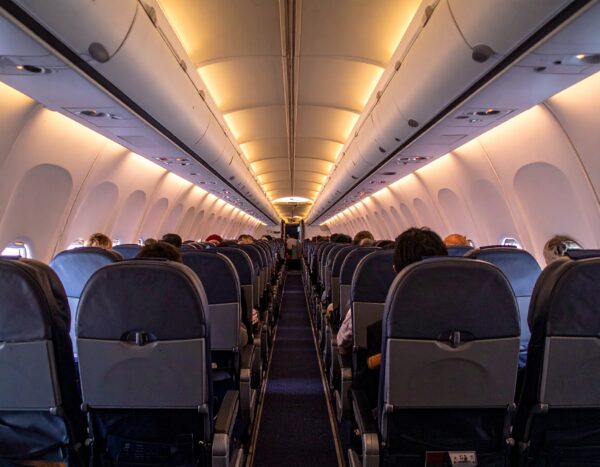 Firefly 여객기 실내 모습 승객들이 좌석에 모두 앉아 있다. 조명이 꺼져 어두운 모습 729327